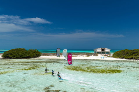 Duotone Entity Ergo kiteboard twin-tip pendant une session de kitesurf dans un lagon tropical