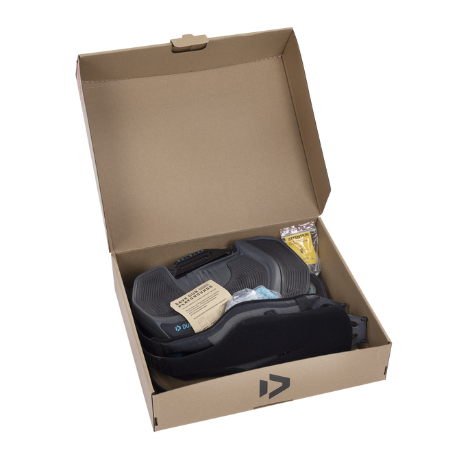 Duotone Entity Ergo twin-tip kiteboard dans sa boîte d'emballage ouverte avec fixations et accessoires