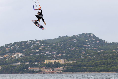 Duotone Shred tabla de kitesurf twin-tip 128 cm durante un salto de kitesurf en bahía costera