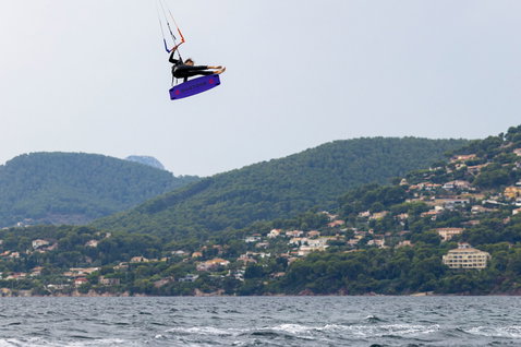 Tabla de kitesurf twin-tip Duotone Shred durante un salto de kitesurf sobre el mar en la costa