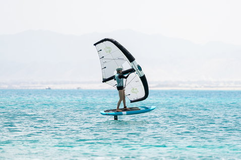 Duotone Sky Start DST Foilboard 7'4'' beim Wing Foiling auf dem Meer in türkis