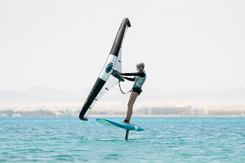 Duotone Sky Start DST Wing-Foil-Board 7'4'' beim Wing Foiling auf dem Meer in teal