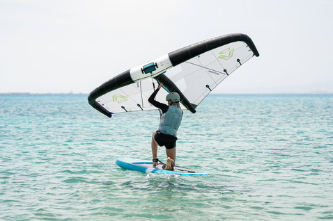 Duotone Sky Start DST Foilboard beim Wing Foiling auf dem Meer, gefahren von einem Anfänger in teal