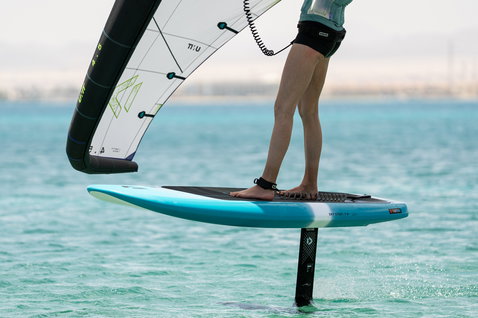 Duotone Sky Start DST Wing Foil Board 7'4" beim Wingfoilen über türkisblauem Wasser