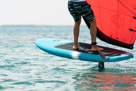 Duotone Sky Start DST Wing Foil Board 7'4" beim Wing Foiling auf dem Meer