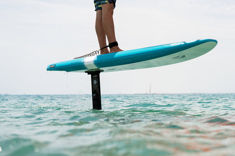 Duotone Sky Start DST Foilboard 170L beim Wing Foiling auf dem Meer in türkis und mint