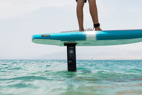 Duotone Sky Start DST Wing Foil Board 7'4" beim Wing Foiling auf dem Meer in teal und aqua