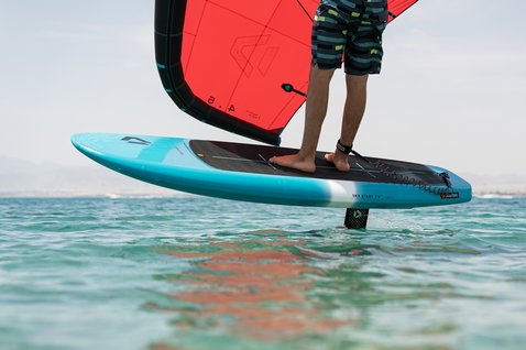 Duotone Sky Start DST Wing Foil Board 7'4" beim Wing Foiling auf dem Meer