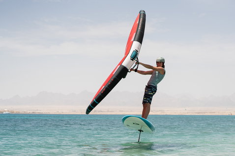 Duotone Sky Start DST Foilboard 7'4'' beim Wing Foiling auf einer flachen Lagune in der Wüste
