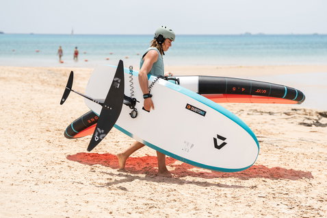 Duotone Sky Start DST Foilboard 7'4'' beim Wing Foiling am Strand mit Duotone Unit Wing