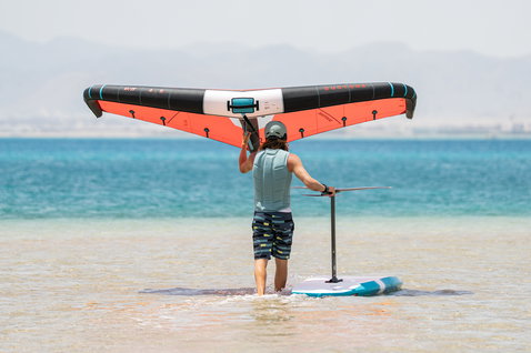 Duotone Sky Start DST Foilboard beim Wing Foiling im flachen Küstenwasser