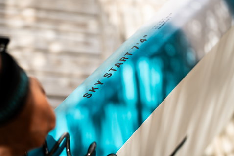 Duotone Sky Start DST Wing Foil Board 7'4" in teal und weiß – Detailansicht der Rail mit Modellbezeichnung
